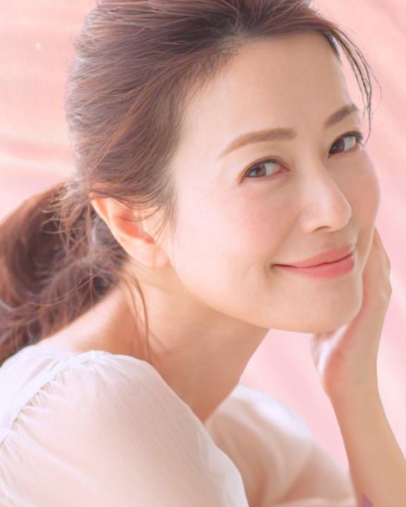やわらかな光の中でほほえむ女性