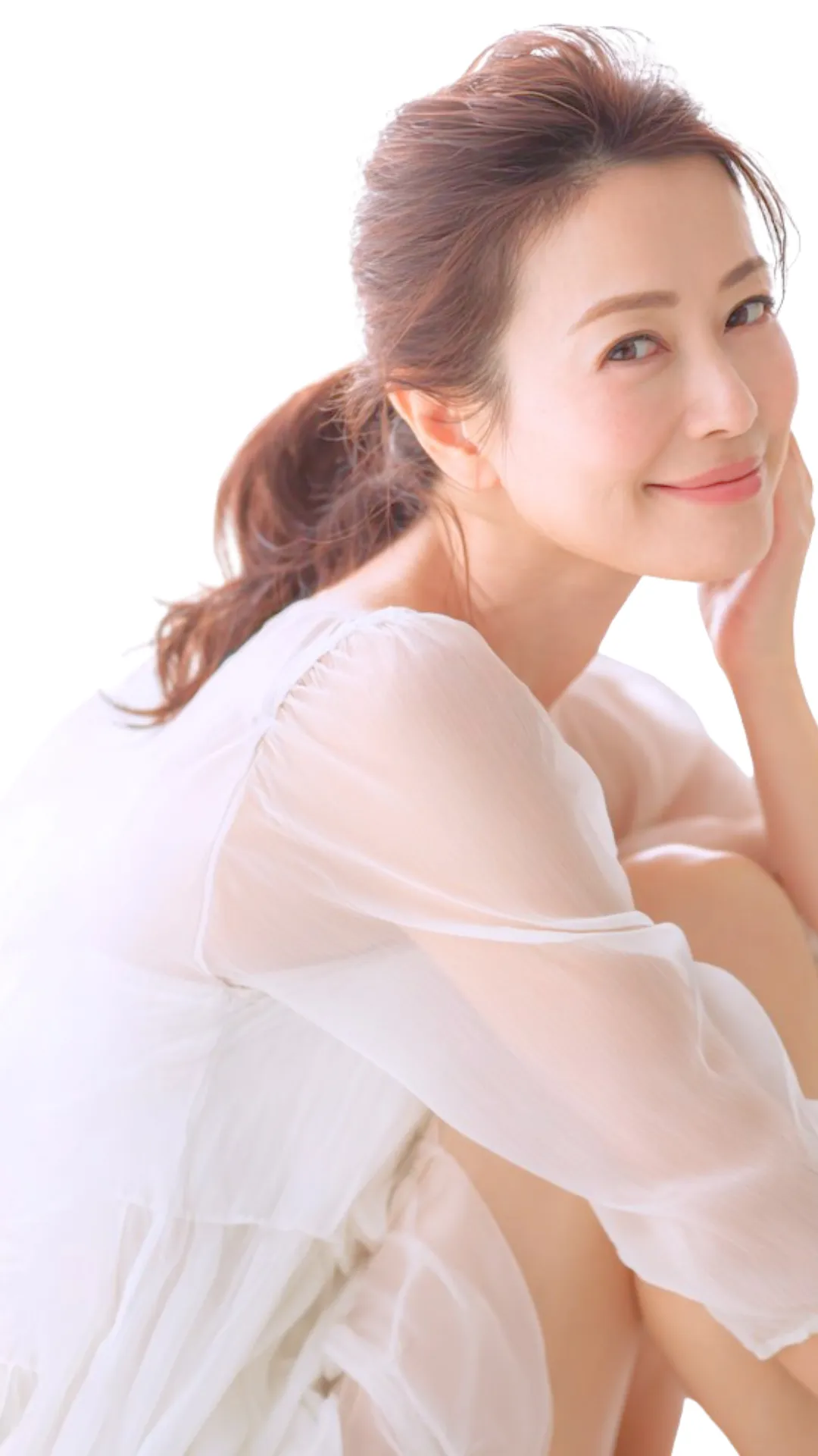 やわらかな光の中でほほえむ女性